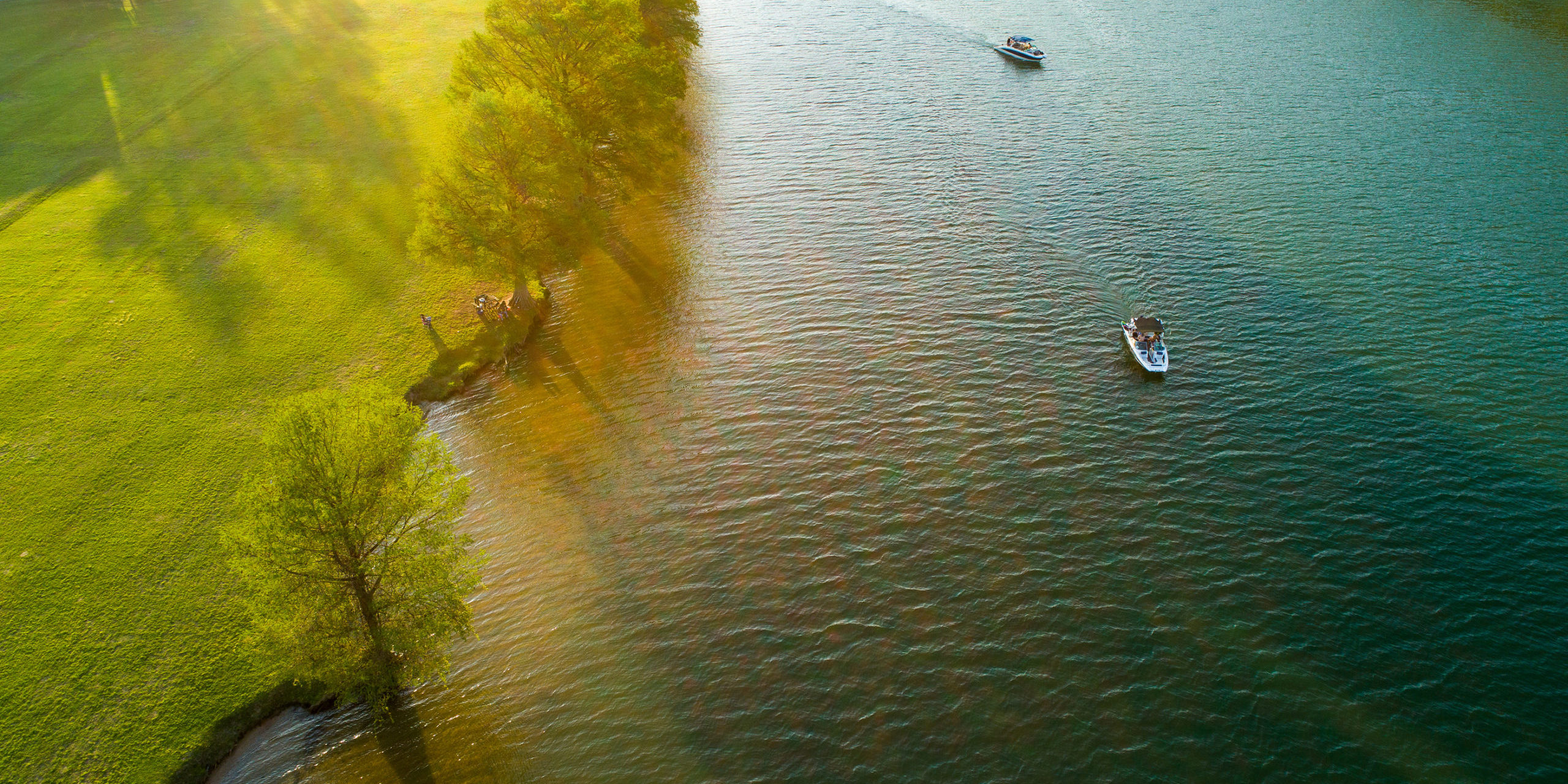 Sunset On The Lake Relaxing Boats And Relaxing Along The Coast O